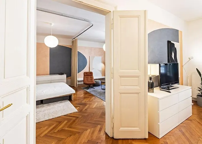 Unique Stylish Apartment - L3